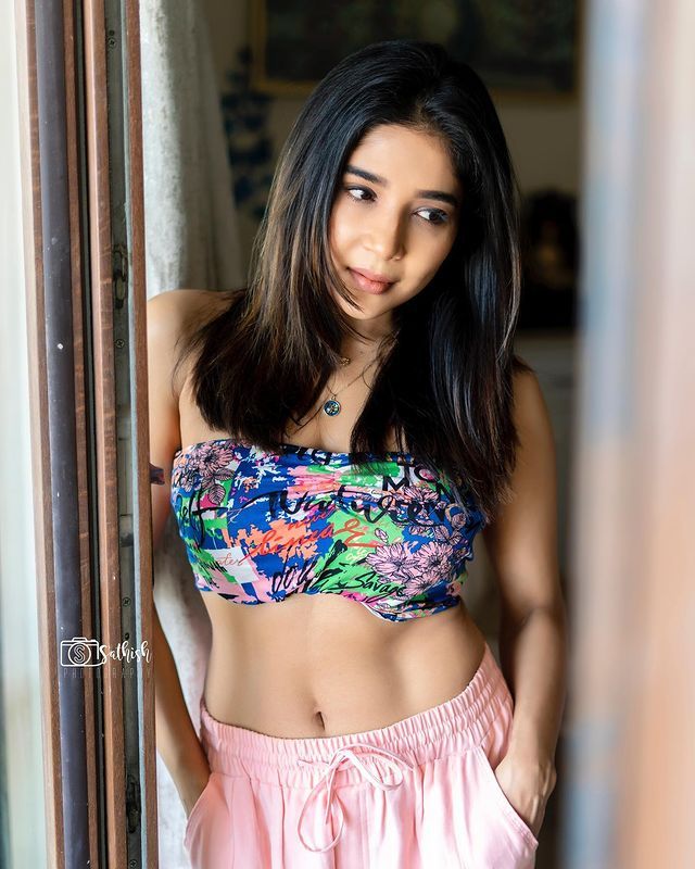 Staggering Poses Of Sakshi Agarwal